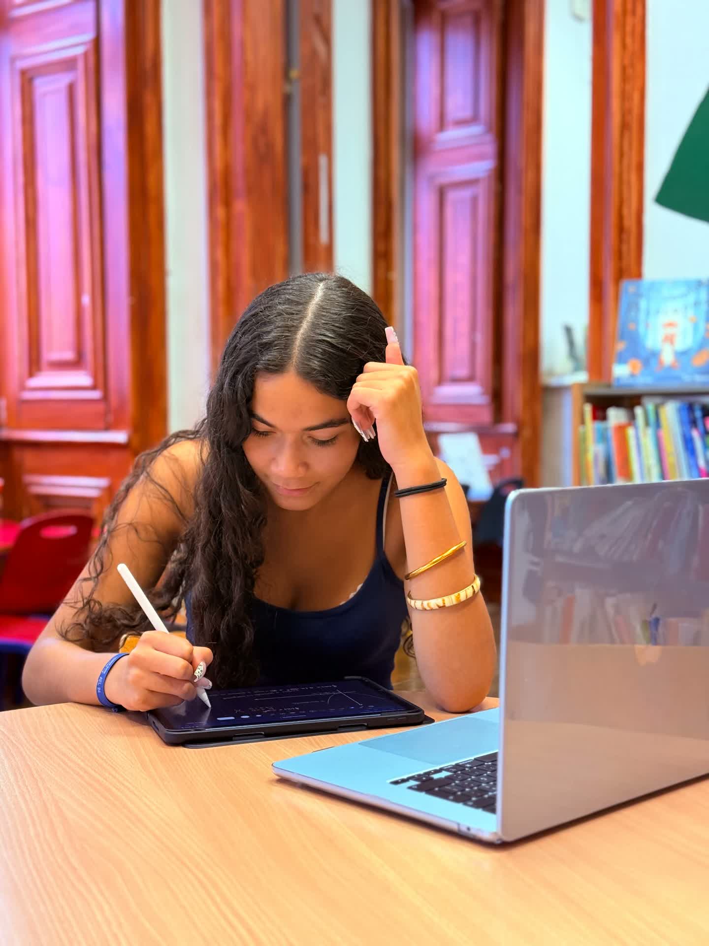 Aluna a estudar Matemática