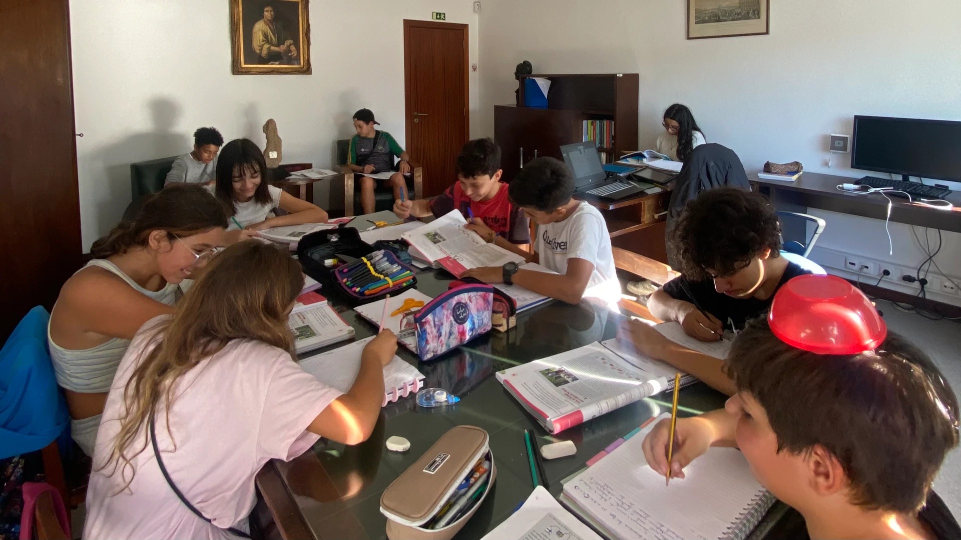 Alunos do Rey da Matemática a estudar em grupo numa sala de apoio ao estudo, em 2022