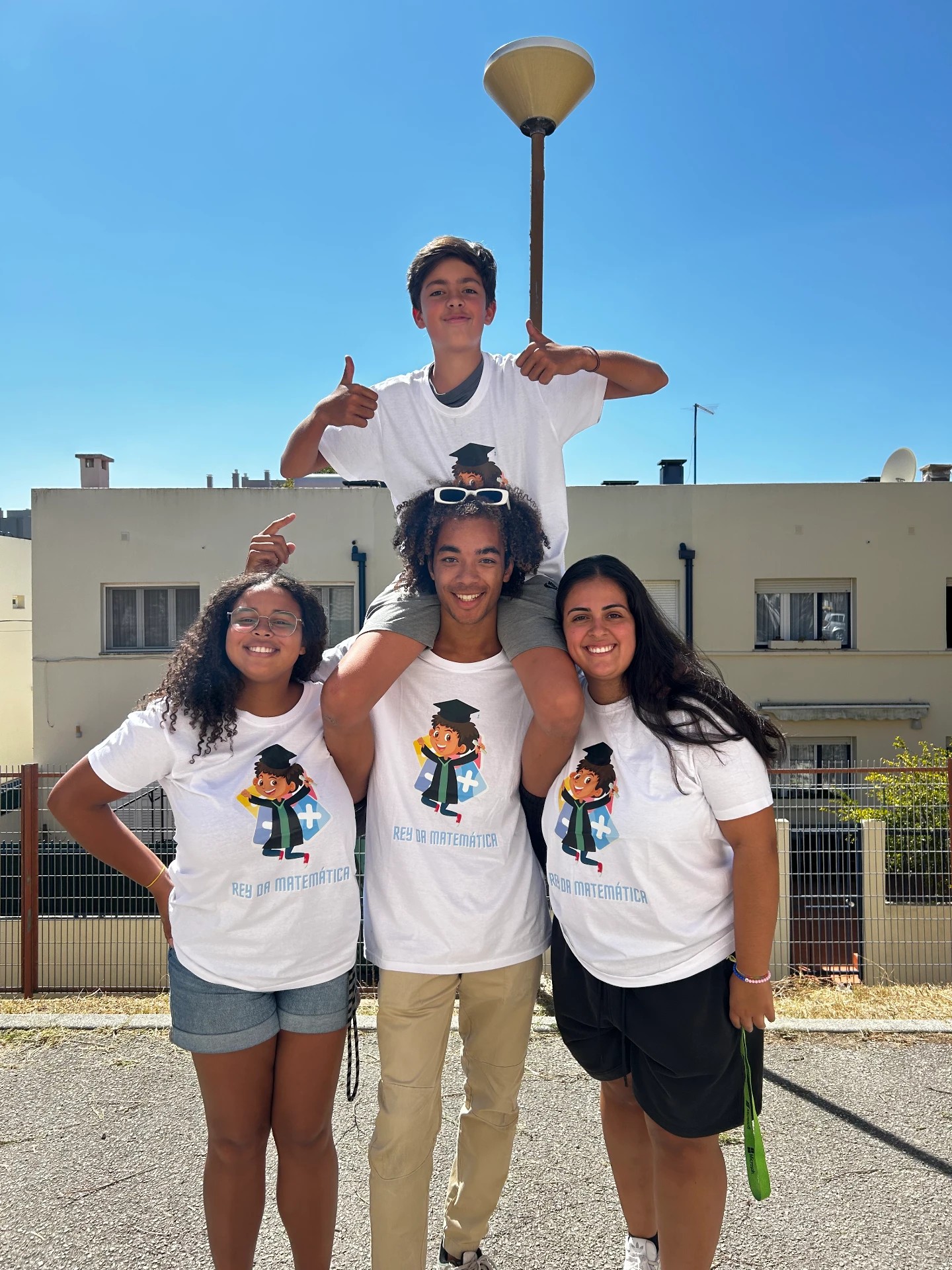 Alunos do Rey da Matemática com as t-shirts do projeto