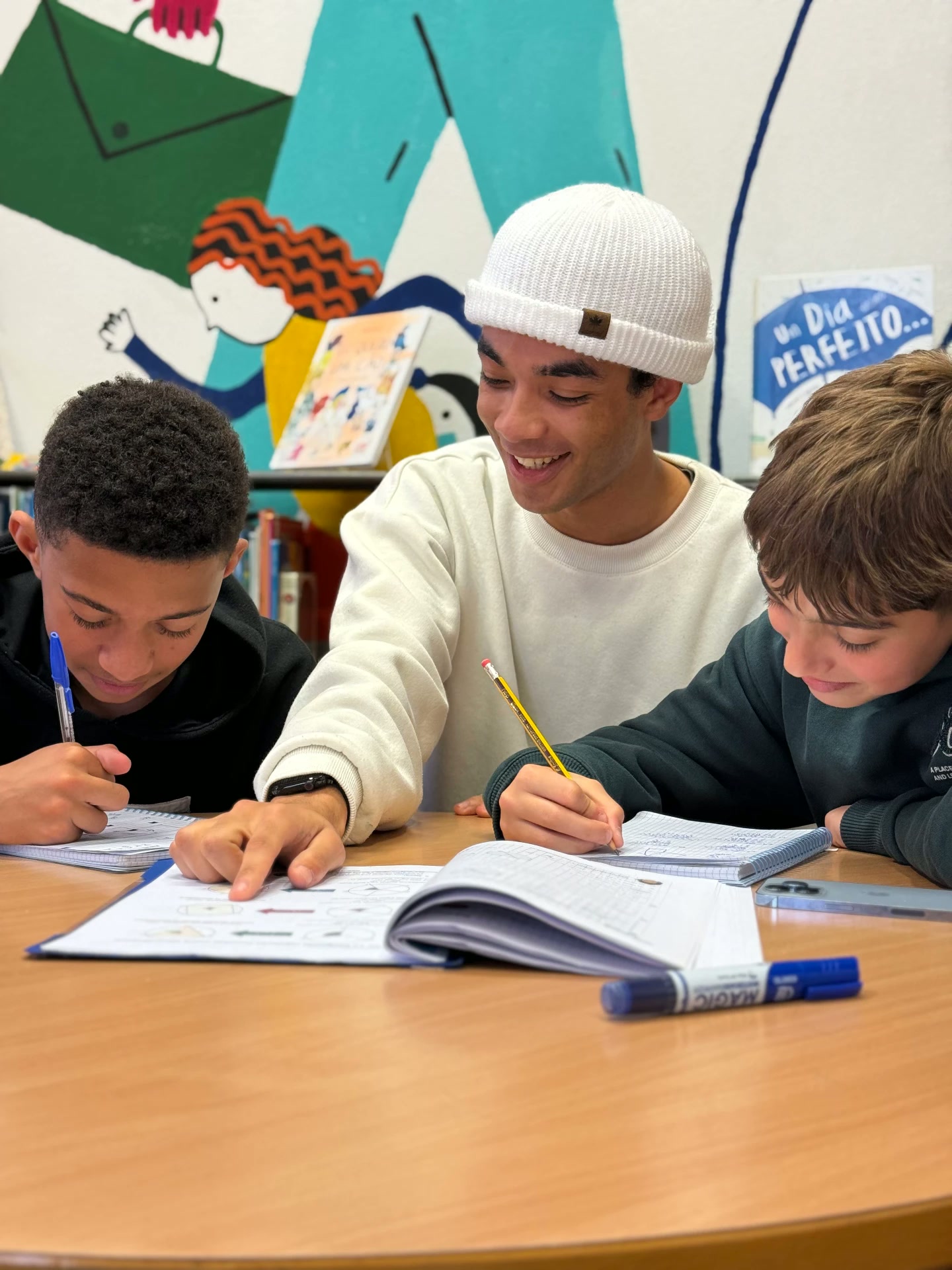 Daniel Rey a apoiar alunos no estudo de Matemática